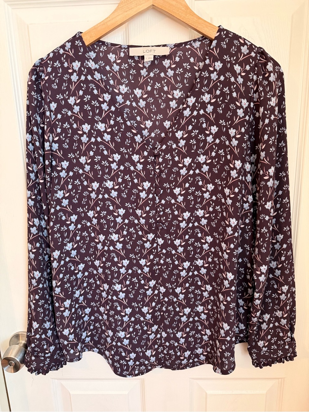 LOFT Burgundy’s Floral Wildflower Size Small, V-Neck Long Sleeve Blouse EUC - Picture 4 of 11